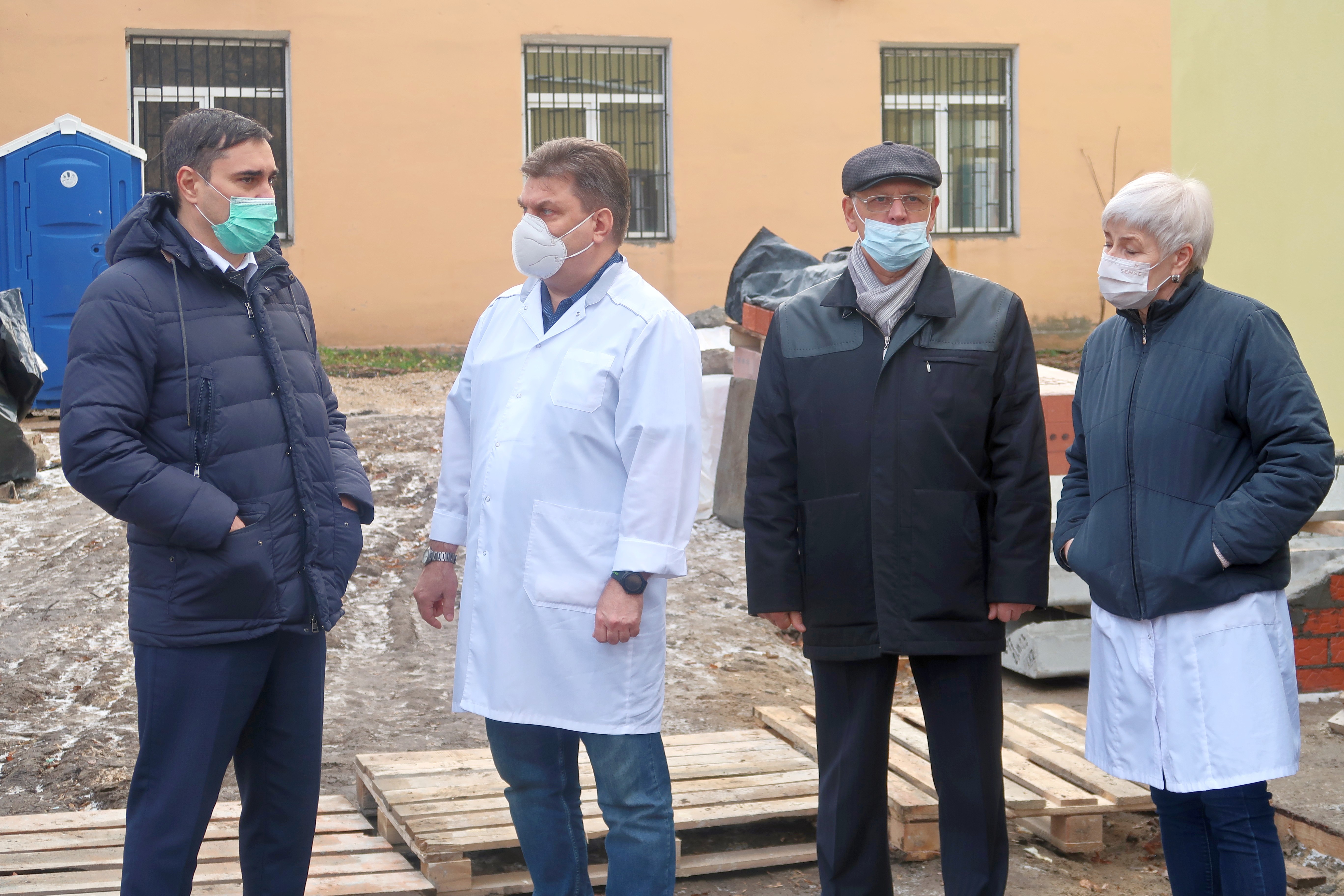 Председатель комитета по охране здоровья и депутат Государственной Думы Дмитрий Анатольевич Хубезов проверил ход ремонтных работ в  ГБУ РО «ОКБ» Городской поликлиники N°14.  