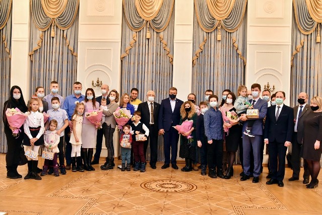 Губернатор Николай Любимов вручил ключи от квартир участникам долевого строительства дома №34 по ул. Баженова